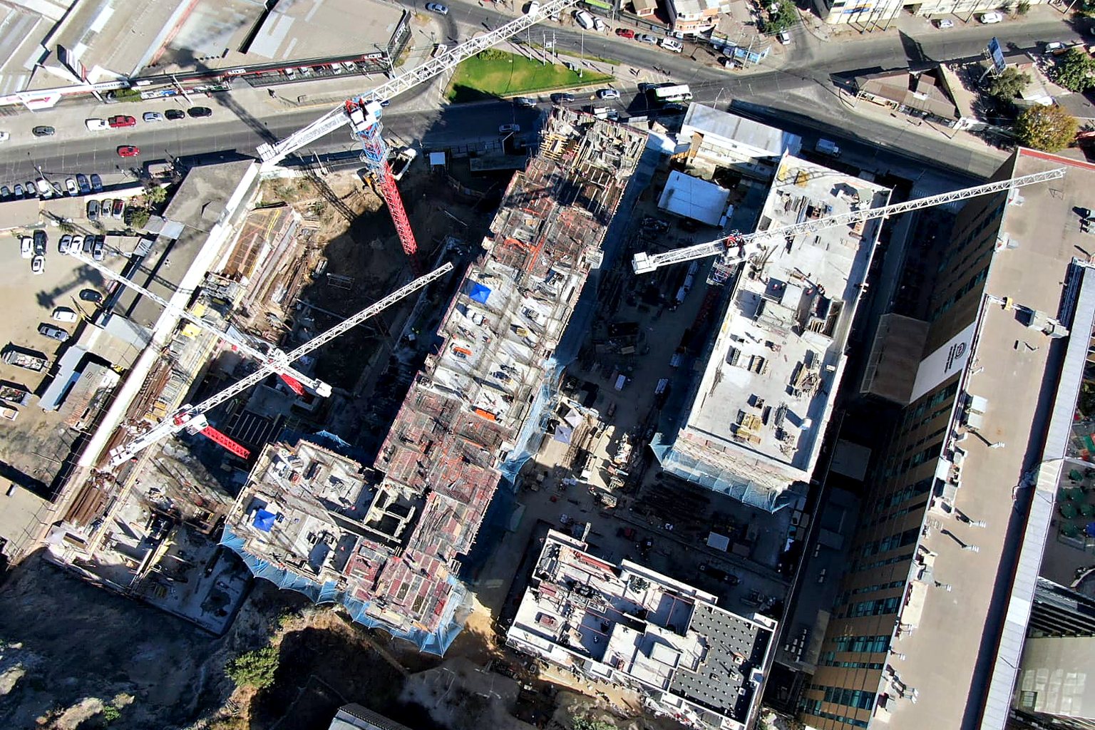 Vista aérea de una obra en ejecución con proyecto de impermeabilización especificado por PROTEQ