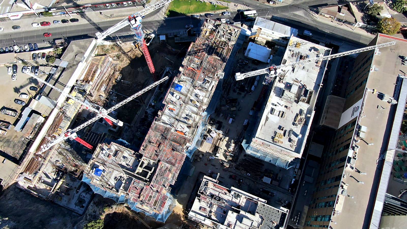 Vista aérea de una obra en ejecución con proyecto de impermeabilización especificado por PROTEQ