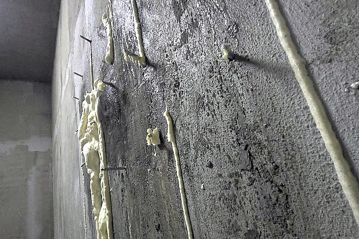 Resina expandida en la fisura de un muro de hormigón durante una inyección PROTEQ